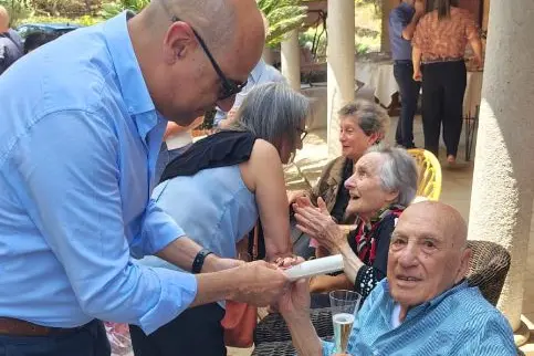 Il sindaco Peralta con Dantino Scacchia (foto concessa)