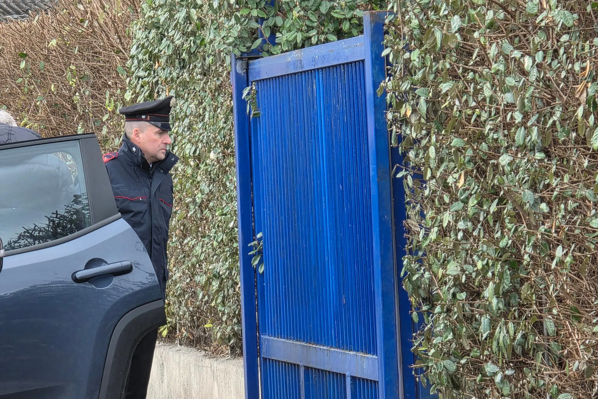 Carabinieri davanti alla concessionaria di Maninchedda