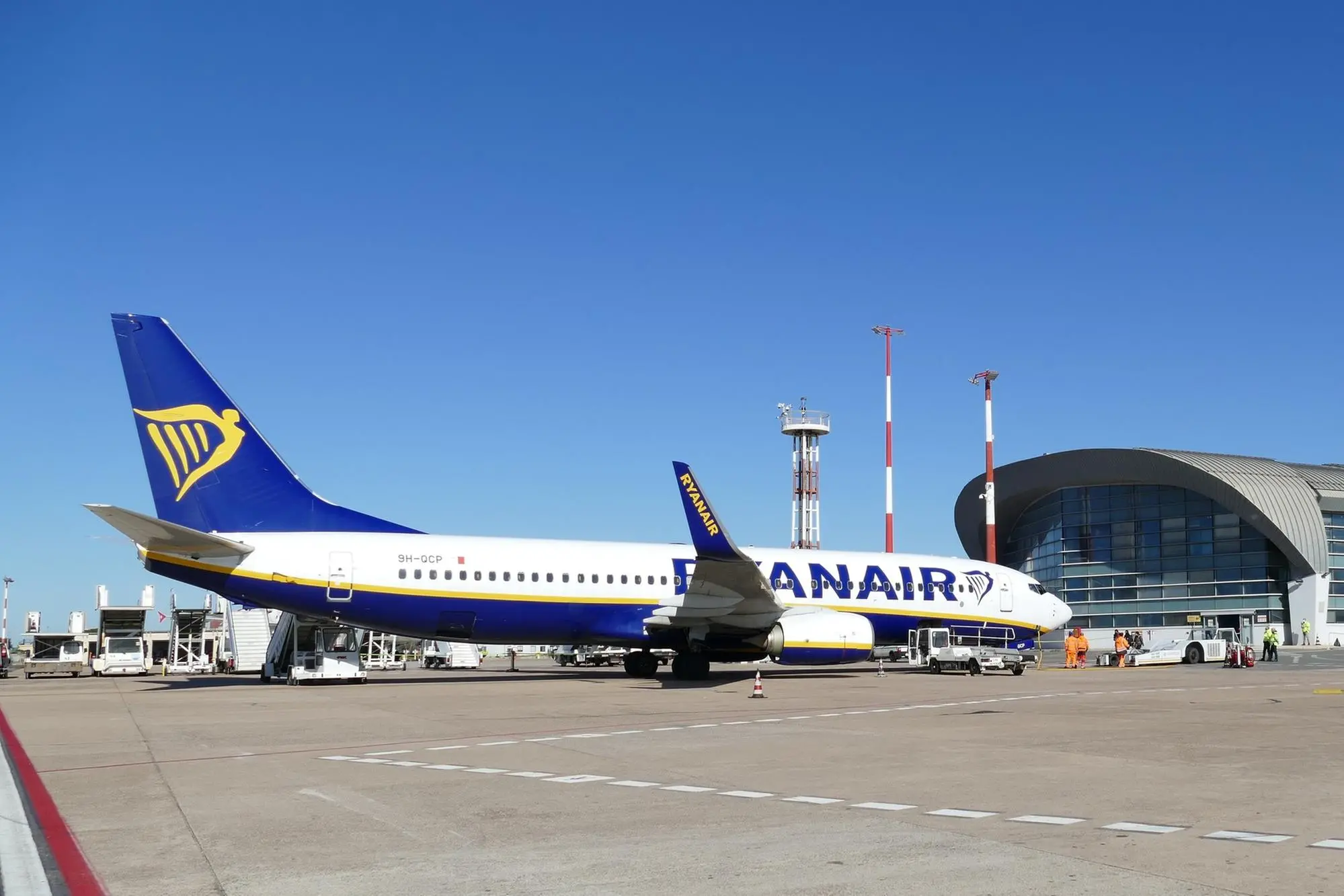 Un aereo Ryanair all'aeroporto di Cagliari