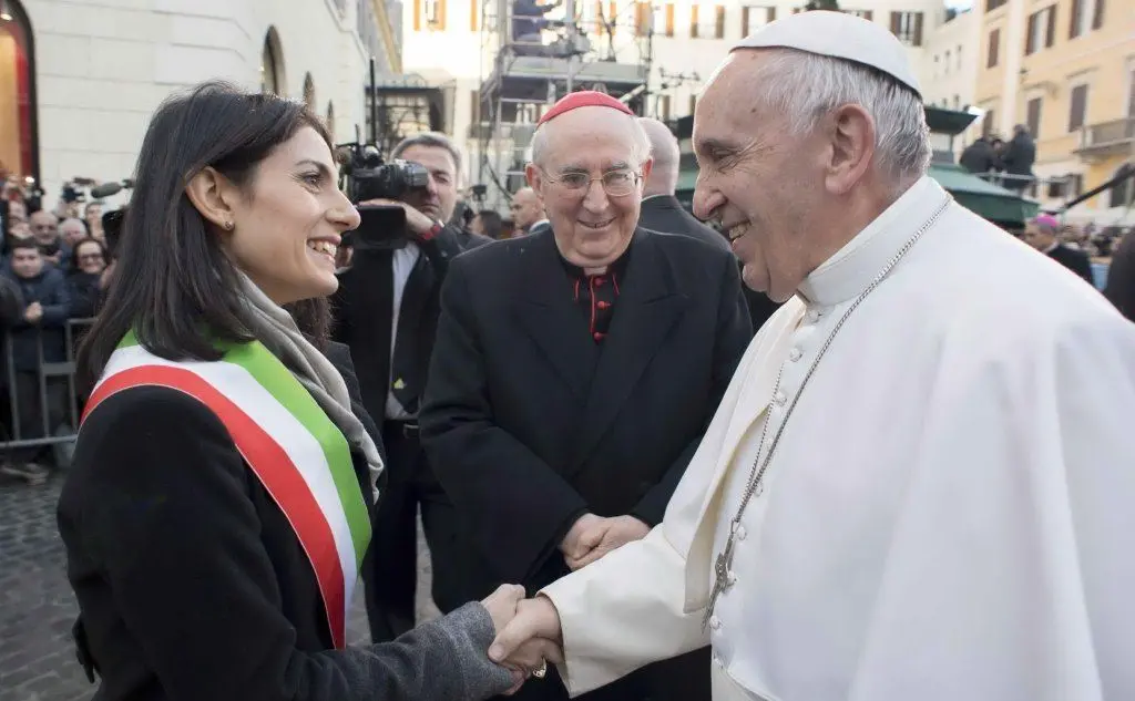 Stretta di mano con il sindaco di Roma Virginia Raggi