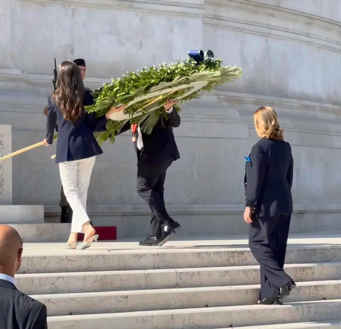 Adriana Muscas mentre rende omaggio all'Altare della Patria al Milite Ignoto (Foto Sara Pinna)