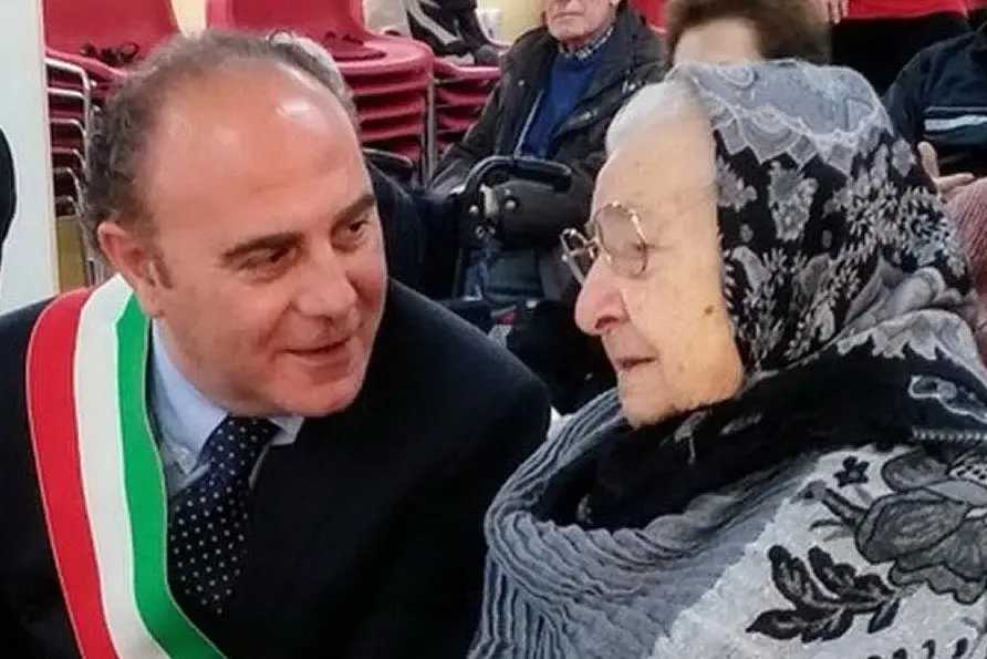 Il sindaco Mario Bruno con Giovannina Pistidda
