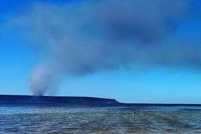 L'incendio nell'area del poligono di Capo Frasca