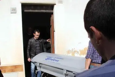 Sant'Antioco Il corpo del piccolo Mirco Mocci viene portato via dalla casa della madre Daniela Sulas