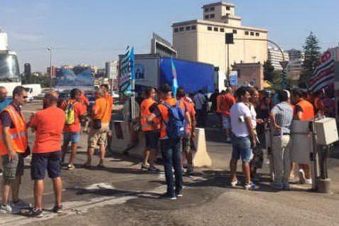 &quot;Disperati e esasperati&quot;, la protesta dei lavoratori al Porto Canale