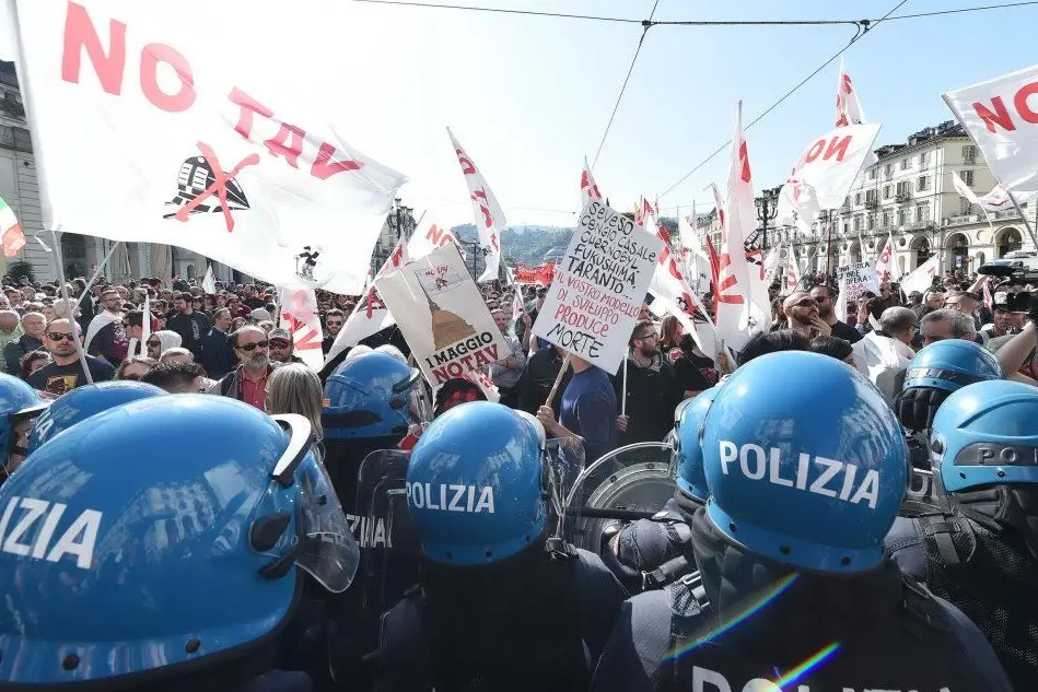 A Torino alta tensione tra forze dell'ordine e manifestanti No Tav