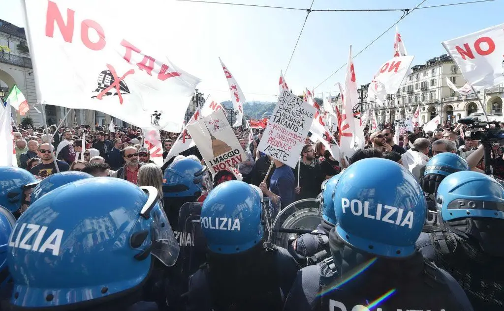 A Torino alta tensione tra forze dell'ordine e manifestanti No Tav