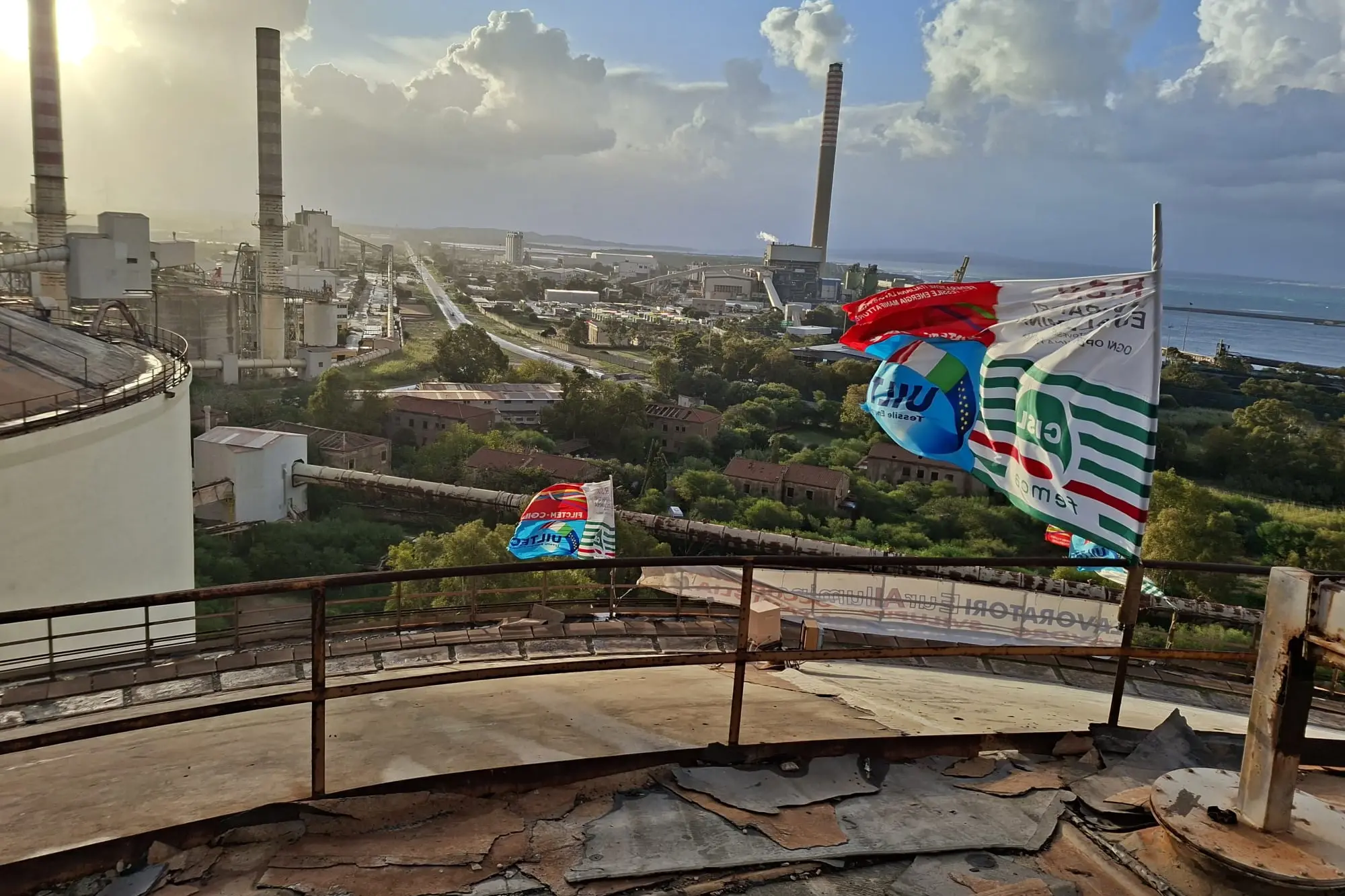 L'inizio del sesto giorno sul silo Eurallumina Portovesme