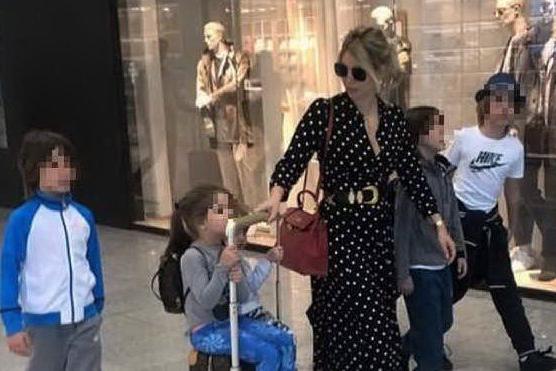 Wanda Nara vola a Dubai con i 5 figli. Icardi rimane a Milano