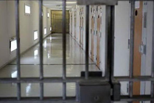 Evade dal carcere di Lodi durante l'ora d'aria: è caccia all'uomo