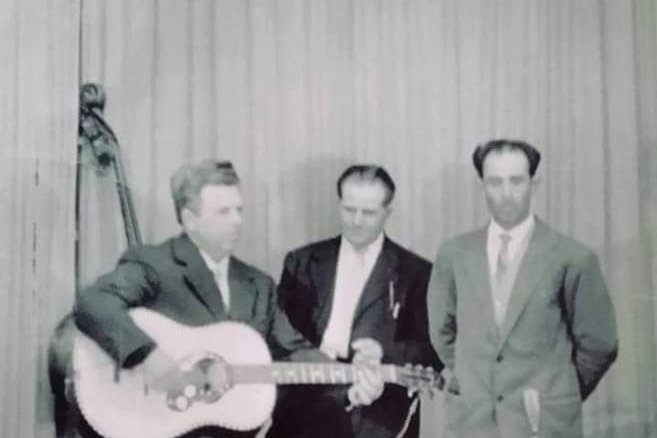 Nanni Pinna, il primo da destra, in una foto degli anni cinquanta (foto concessa dalla famiglia)