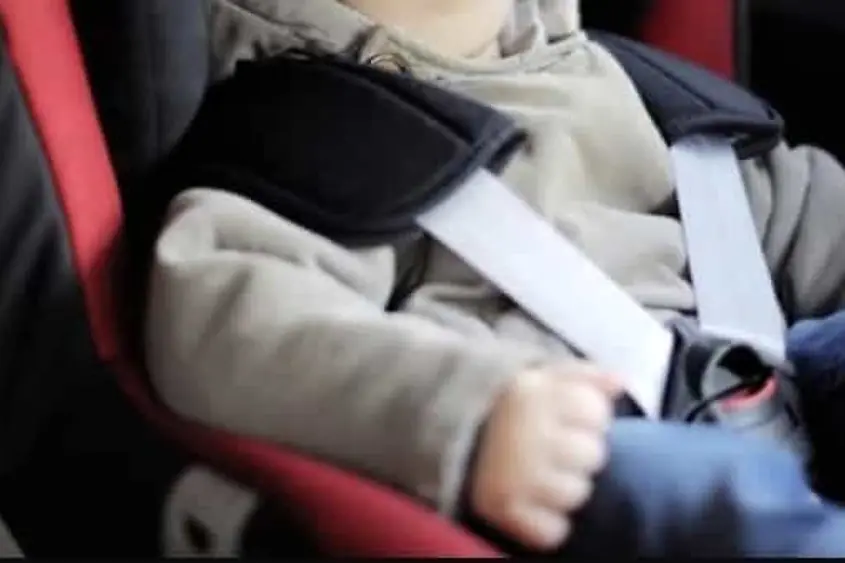 Un bambino in auto (foto simbolo)