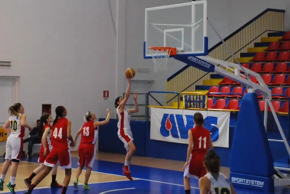Una fase del match tra Nulvi e Milano Basket Stars