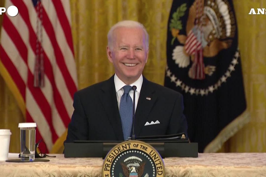 &quot;Figlio di p****na&quot;, Biden non si accorge del microfono acceso e insulta un giornalista