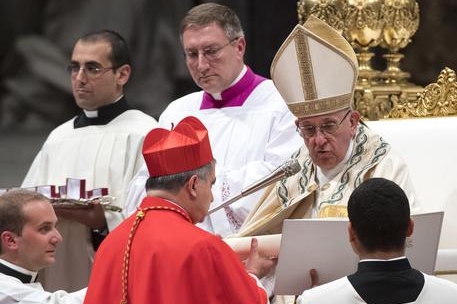 Papa Francesco e il cardinale di Pattada (Ansa)