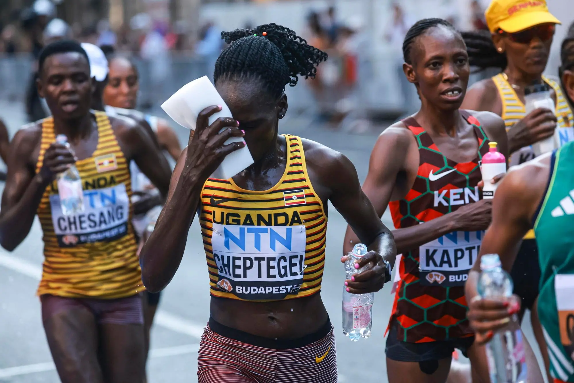 Rebecca Cheptegei al centro (Ansa)