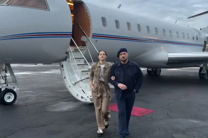 John Travolta arriva al Festival di Cannes pilotando il suo aereo
