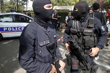 Parigi, minaccia gli agenti con un coltello con la scritta “Acab”: colpito e ucciso
