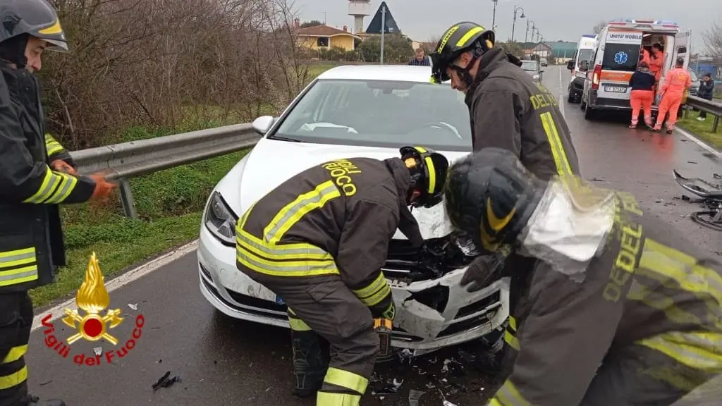 I vigili del fuoco impegnati nell'incidente all'ingresso di San Nicolò d'Arcidano (foto Vvff)