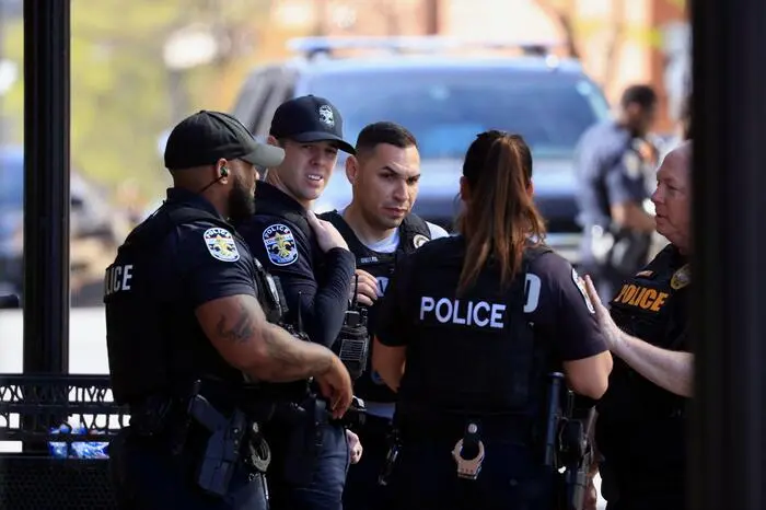 LOUISVILLE, KY - APRIL 10: Law enforcement officers respond to an active shooter at the Old National Bank building on April 10, 2023 in Louisville, Kentucky. According to reports, there are multiple fatalities and casualties. The shooter died at the scene. Luke Sharrett/Getty Images/AFP (Photo by LUKE SHARRETT / GETTY IMAGES NORTH AMERICA / Getty Images via AFP)