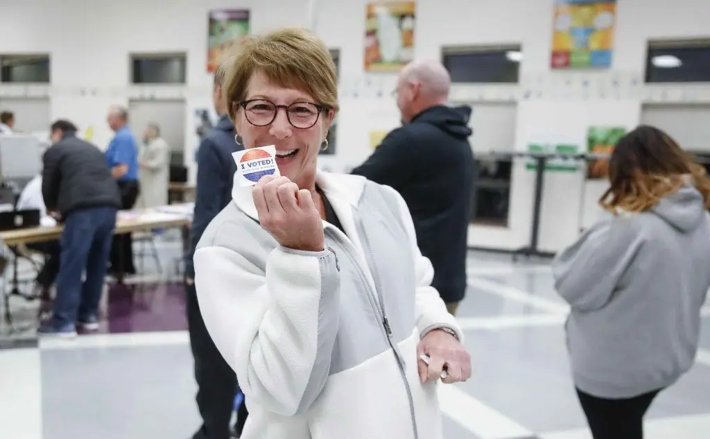 Una donna mostra il cartellino: &quot;Io ho votato&quot;