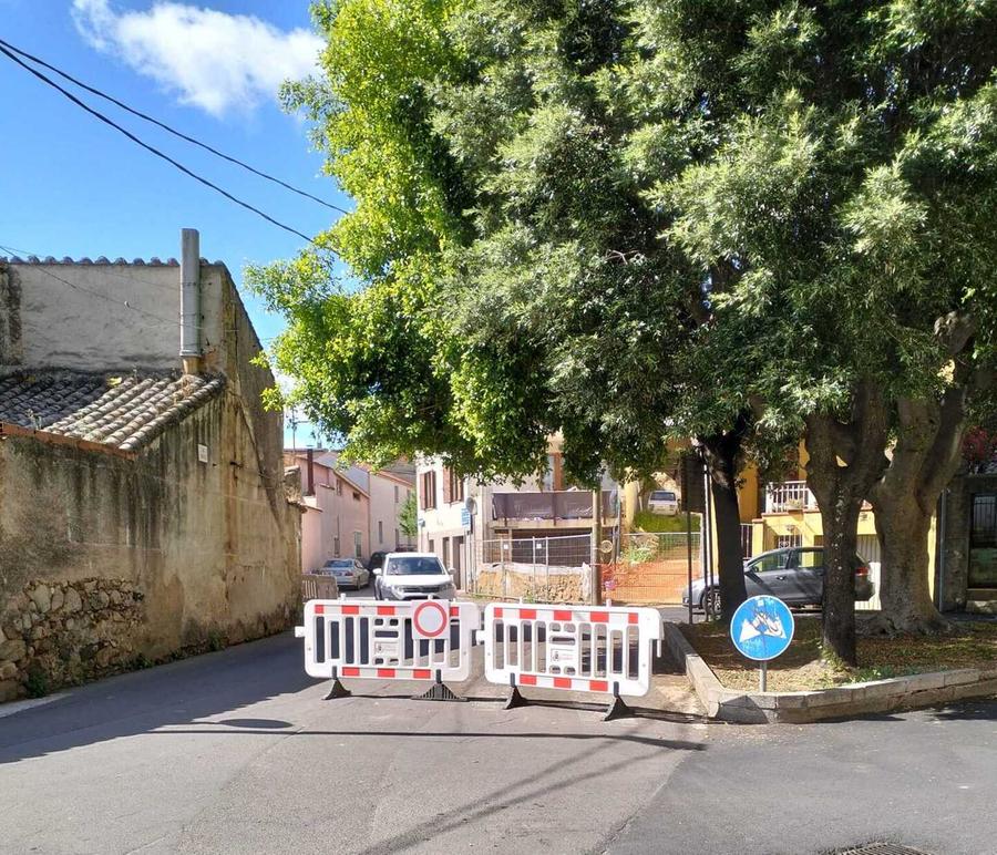 Slalom in auto tra muri e alberi, disagi alla circolazione in centro
