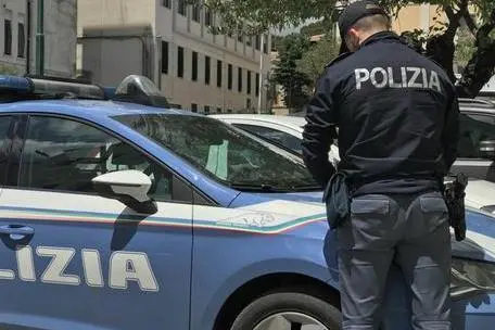 Tenta di fuggire all’alt della polizia e travolge un agente: 31enne in arresto a Cagliari (foto Ansa)