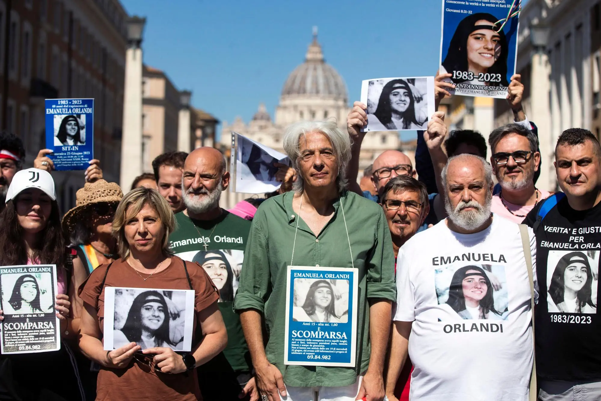 Pietro Orlandi con i manifestanti a Roma (Ansa)