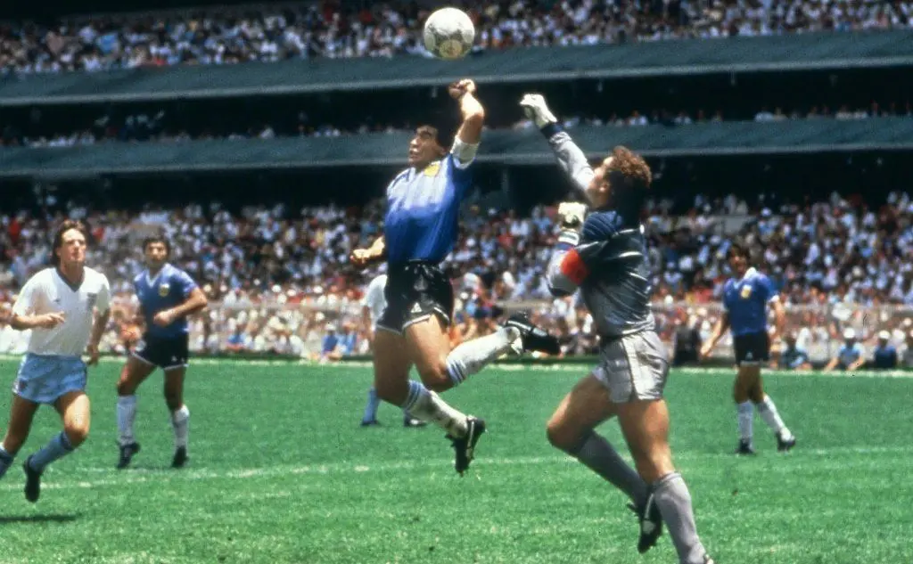 La cosiddetta &quot;Mano de Dios&quot; di Maradona contro l'Inghitlerra nel 1986 (foto Sport Fair)