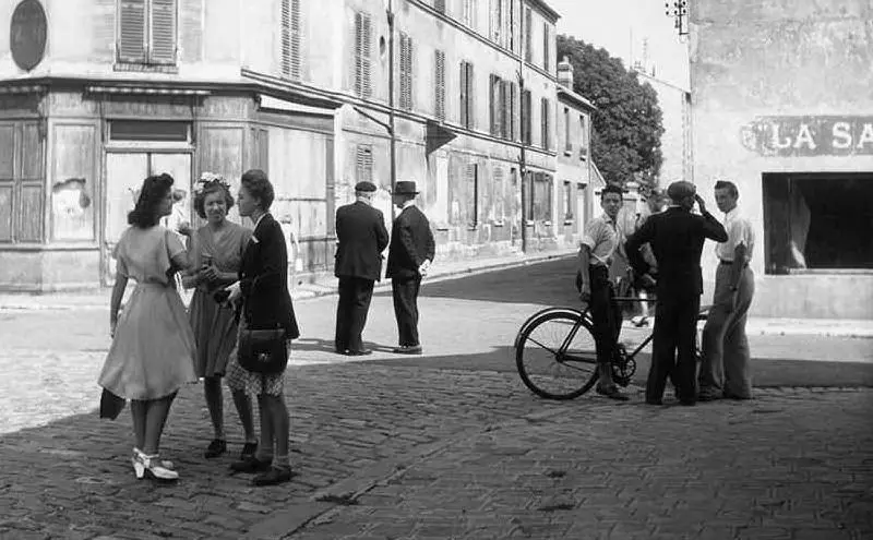 Robert Doisneau, Domenica mattina, Arcueil Cachan, 1945