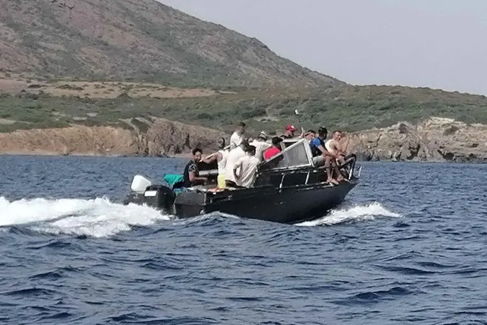 Migranti a Sant'Antioco (L'Unione Sarda - Murru)
