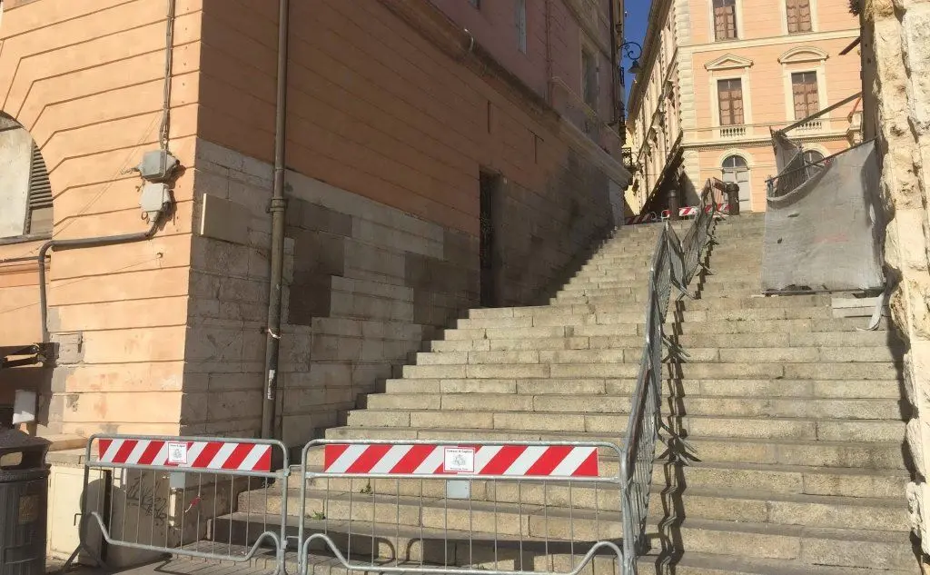 Transenne anche nella scalinata che porta al bastione di Saint Remy