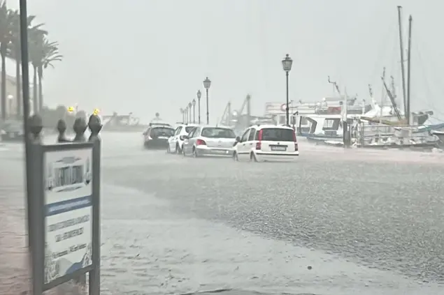 Il lungomare Cristoforo Colombo di Sant'Antioco travolto dall'acqua durante le piogge di ieri