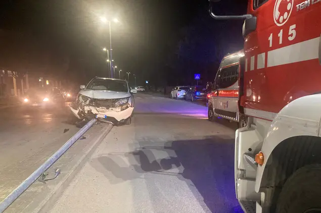 L'auto finita contro un palo a Porto Torres (foto Pala)