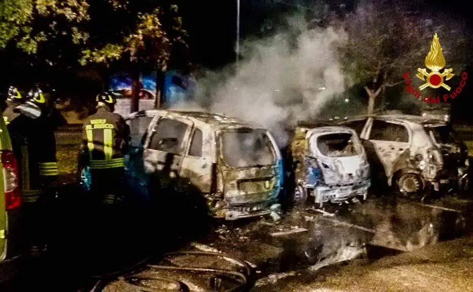 Tre delle auto andate a fuoco