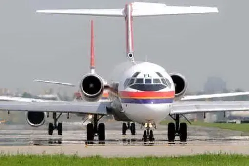 Un aereo in pista