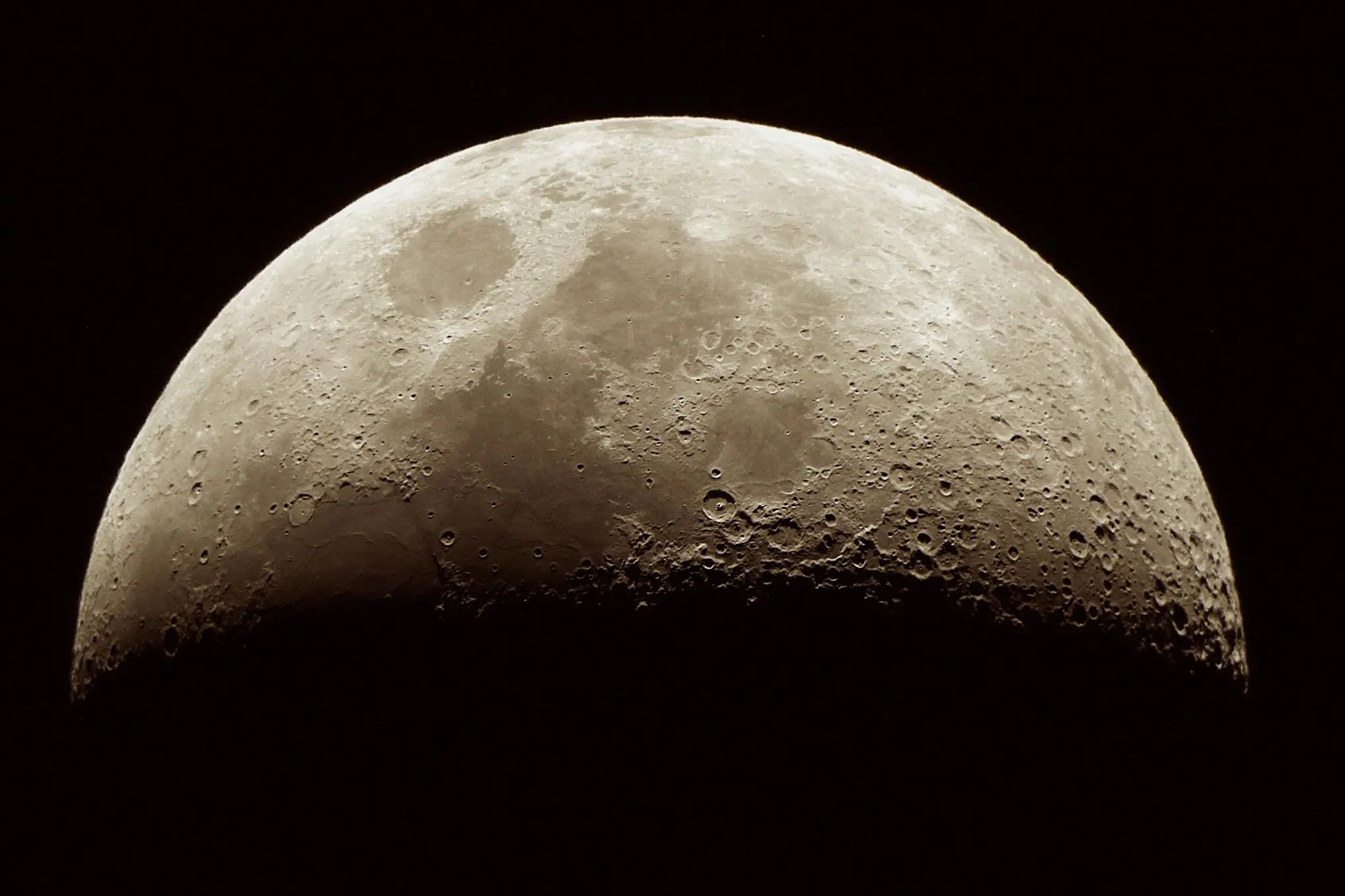 Notte internazionale della Luna, appuntamenti al planetario dell'Unione Sarda (foto Floris)