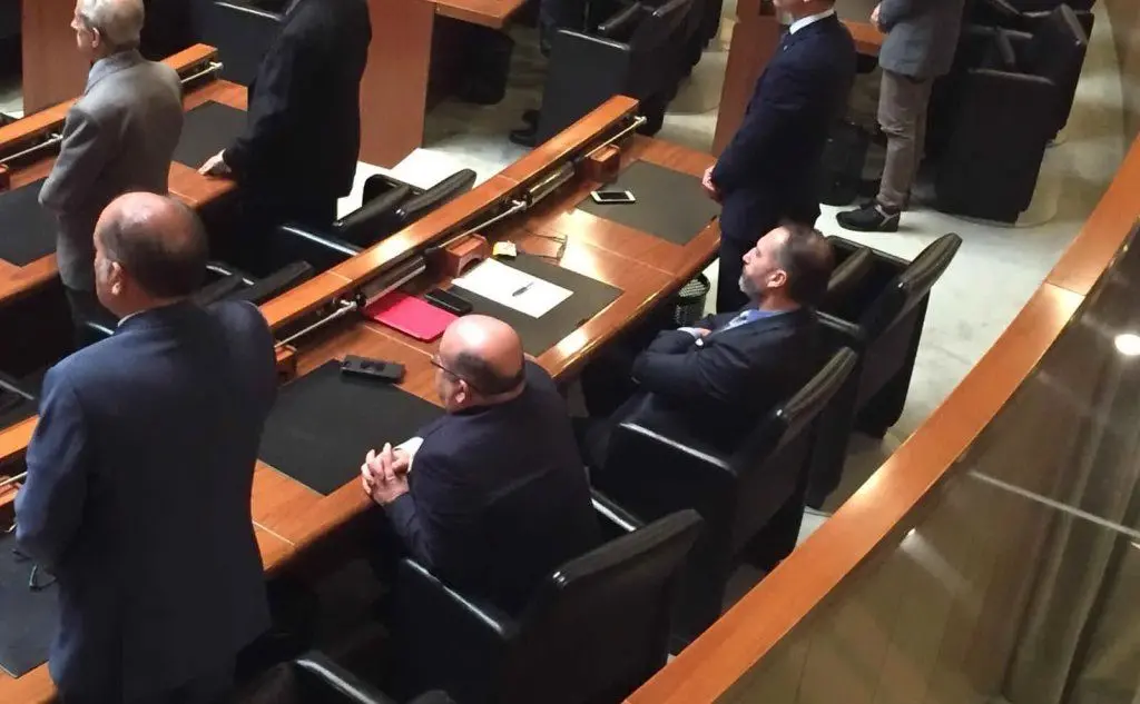 I due consiglieri indipendentisti del Partito dei sardi, Augusto Cherchi e Gianfranco Congiu, restano seduti durante l'Inno di Mameli