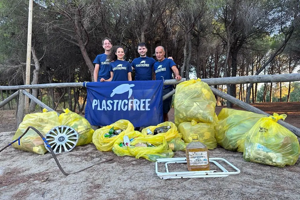 Il consigliere Riccardo Falchi (terzo da sinistra) insieme agli attivisti di Plastic free (foto concessa)