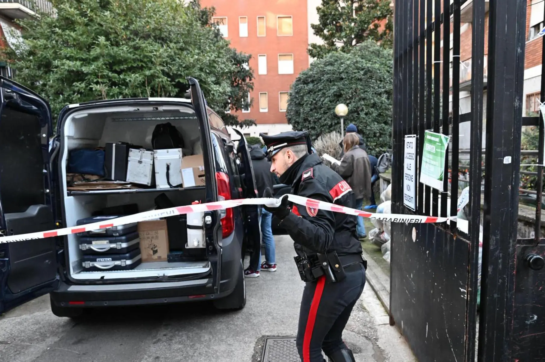 I carabinieri in via Paruta (Ansa)