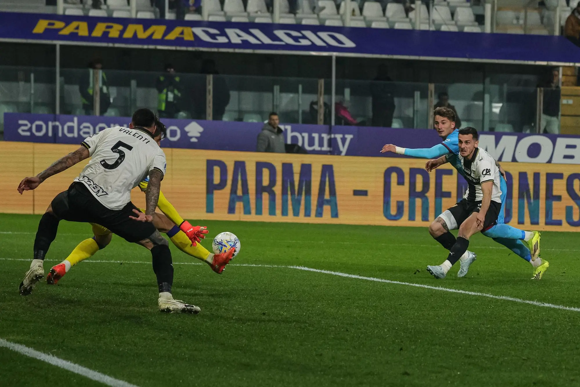 Edoardo Corvi nega il gol a Sebastiano Esposito in Parma-Cagliari (foto Ansa)