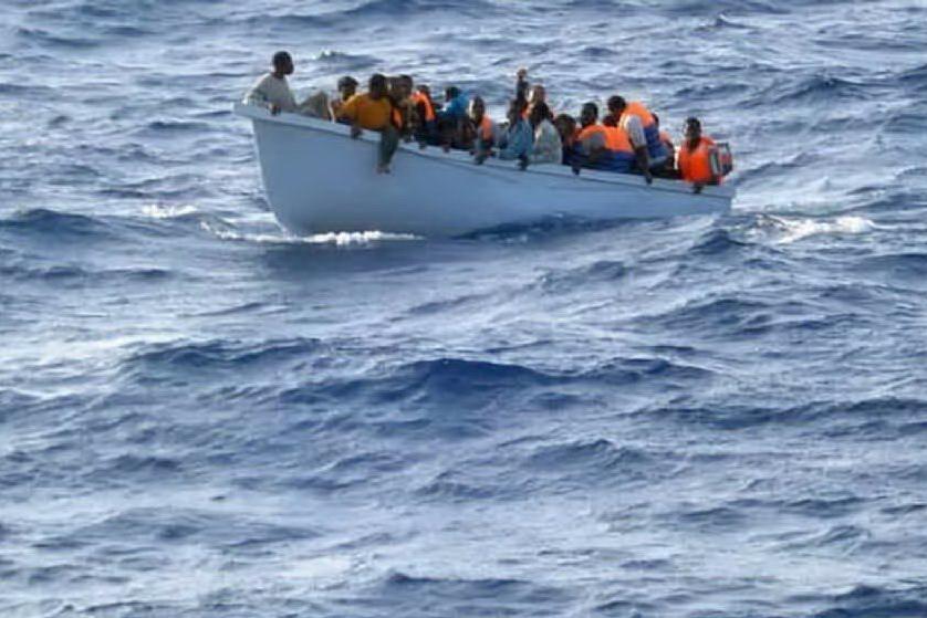 Tragedia al largo della Libia, annegano almeno 74 migranti
