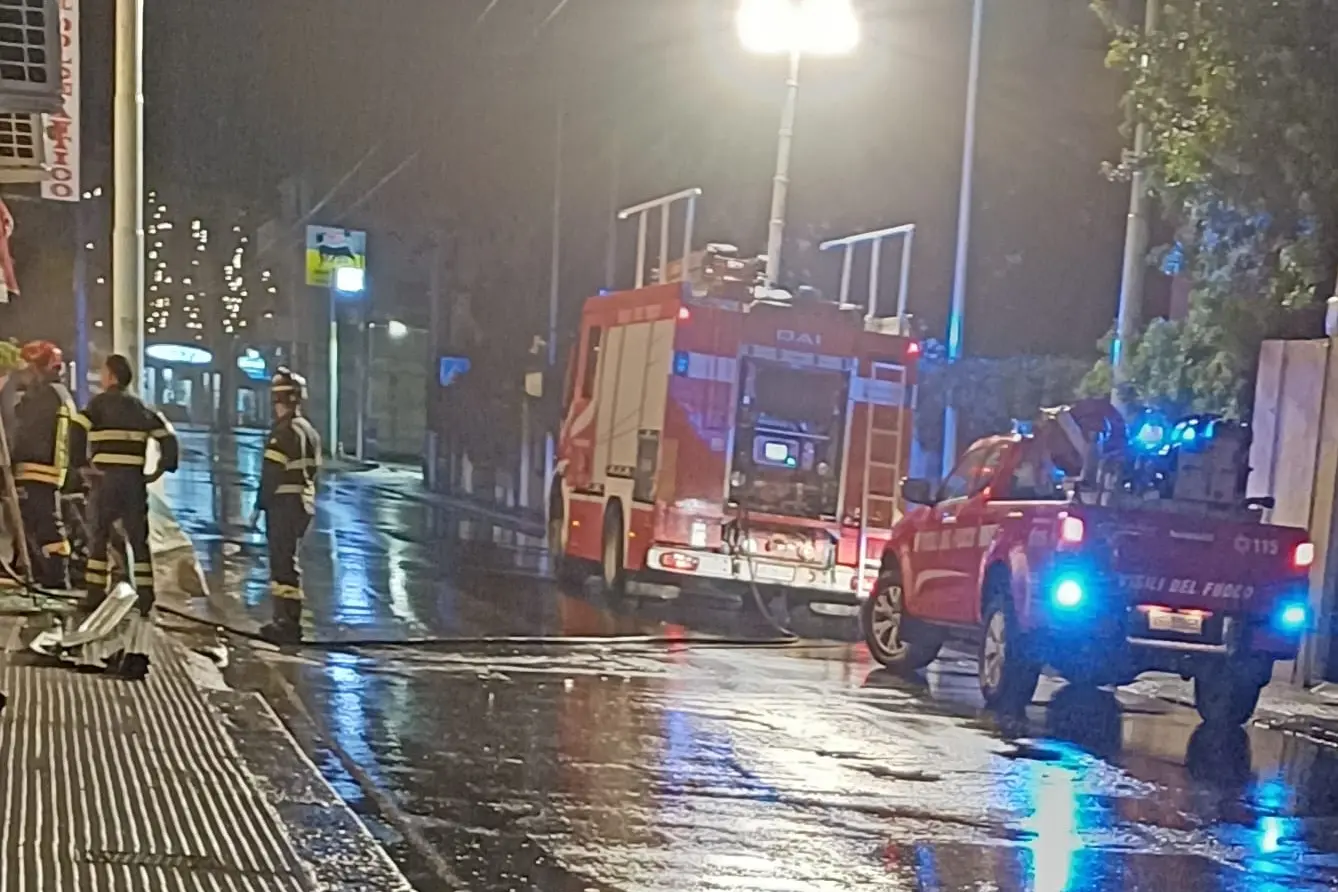 L'intervento dei vigili del fuoco (foto Daga)