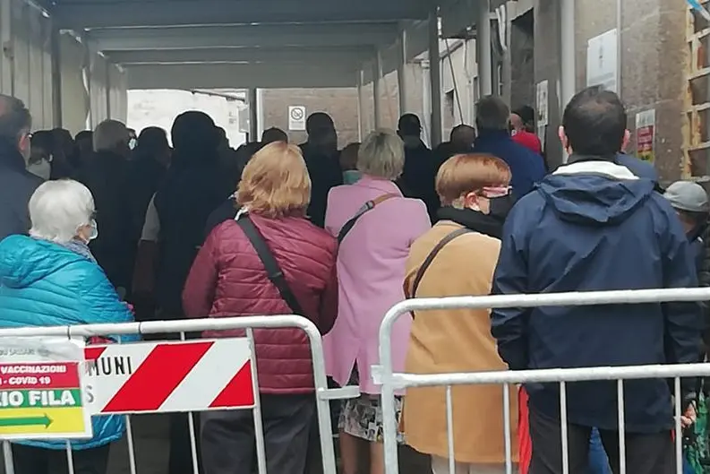 Code al centro vaccini di Sassari (Foto Tellini)