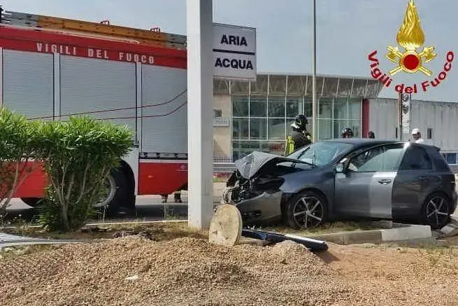 L'auto danneggiata (foto Vigili del fuoco)