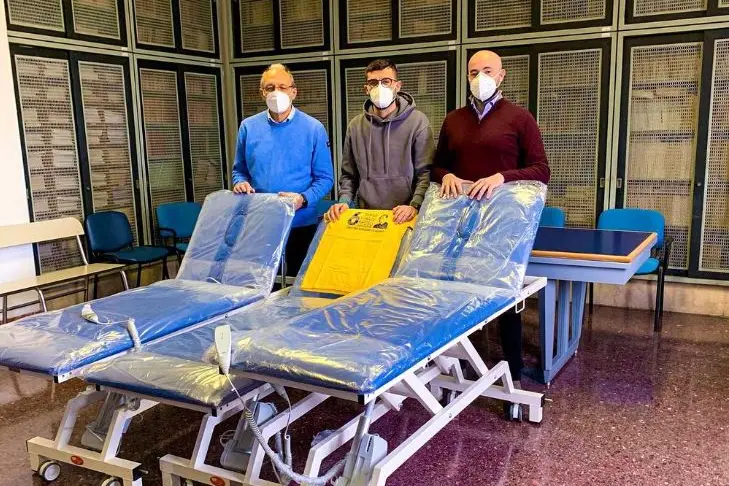 La consegna dei lettini alla Pediatria (Foto Pala)