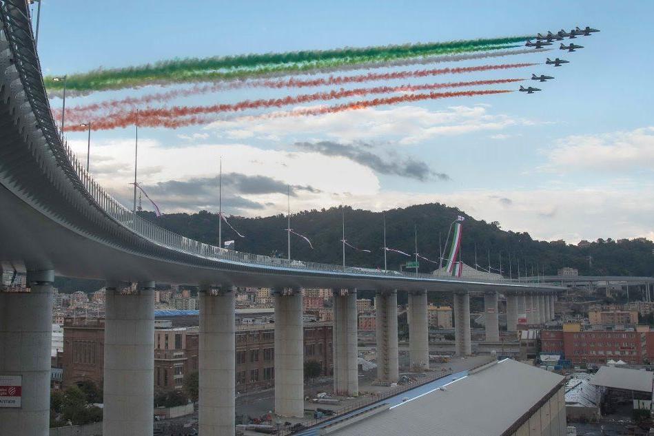Le Frecce Tricolori sul nuovo Ponte San Giorgio