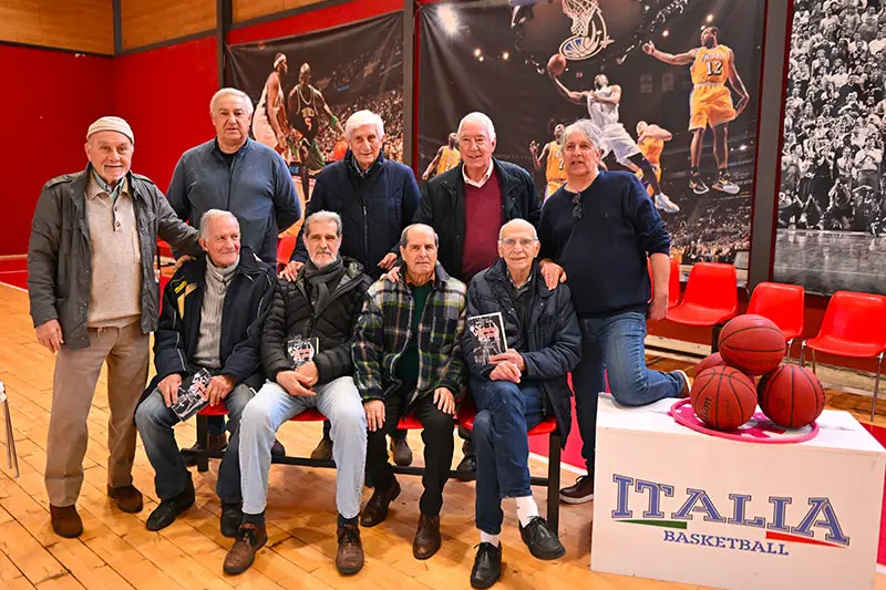 Nando Mura, l'ultimo a destra in piedi, con i grandi del basket cagliaritano (Andrea Chiaramida)