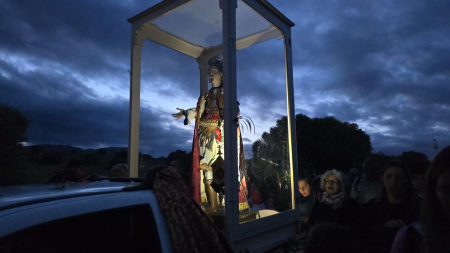 Sant’Efisio prosegue il suo viaggio: il simulacro scortato da Sarroch verso Nora