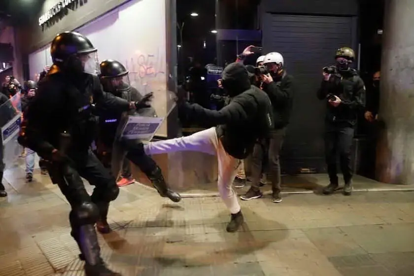 Gli scontri a Barcellona (archivio L'Unione Sarda)